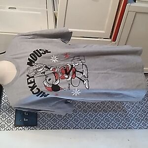 New XL Mickey Mouse Disney Santa 🎅 Christmas shirt 👕